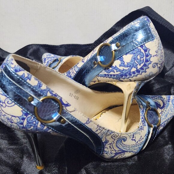 Unique Vintage Paisley Print Blue/Cream Fabric Heels Size 8.5 - Picture 7 of 10